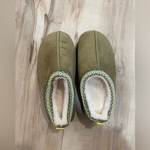 Pink Lily Olive Green Women's Slippers